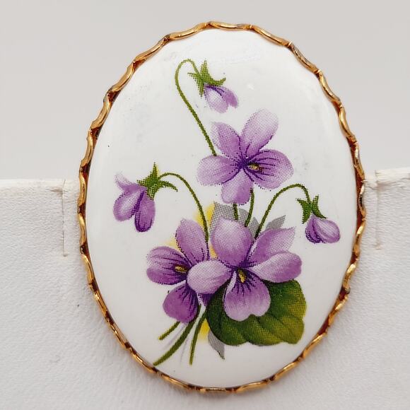 Vintage Violet Floral Brooch Oval Porcelain Gold Tone Scalloped Frame 1960s - Picture 3 of 7